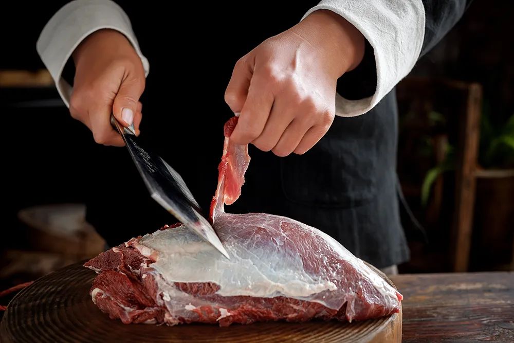 将新鲜的牛腱子肉剔除筋